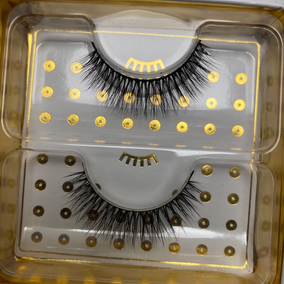 Lashes - Picture 2 of 10